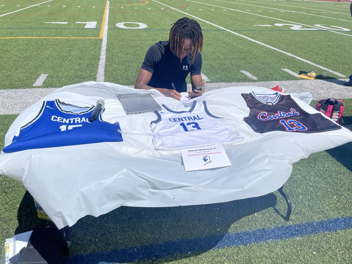 Darren McHenry, II. Signs his National Letter of Intent at Kansas City Kansas Community College! @KCK_MBB #GoBlueDevils🔵