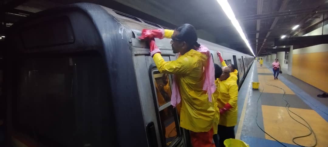 2/2 Como parte de las acciones llevadas a cabo, se realizó la limpieza profunda, tanto interna como externa de los trenes, con el fin de brindar espacios óptimos a los pasajeros ¡Obras que se ejecutan para beneficio del pueblo! #VenezuelaFestivalDelAmor