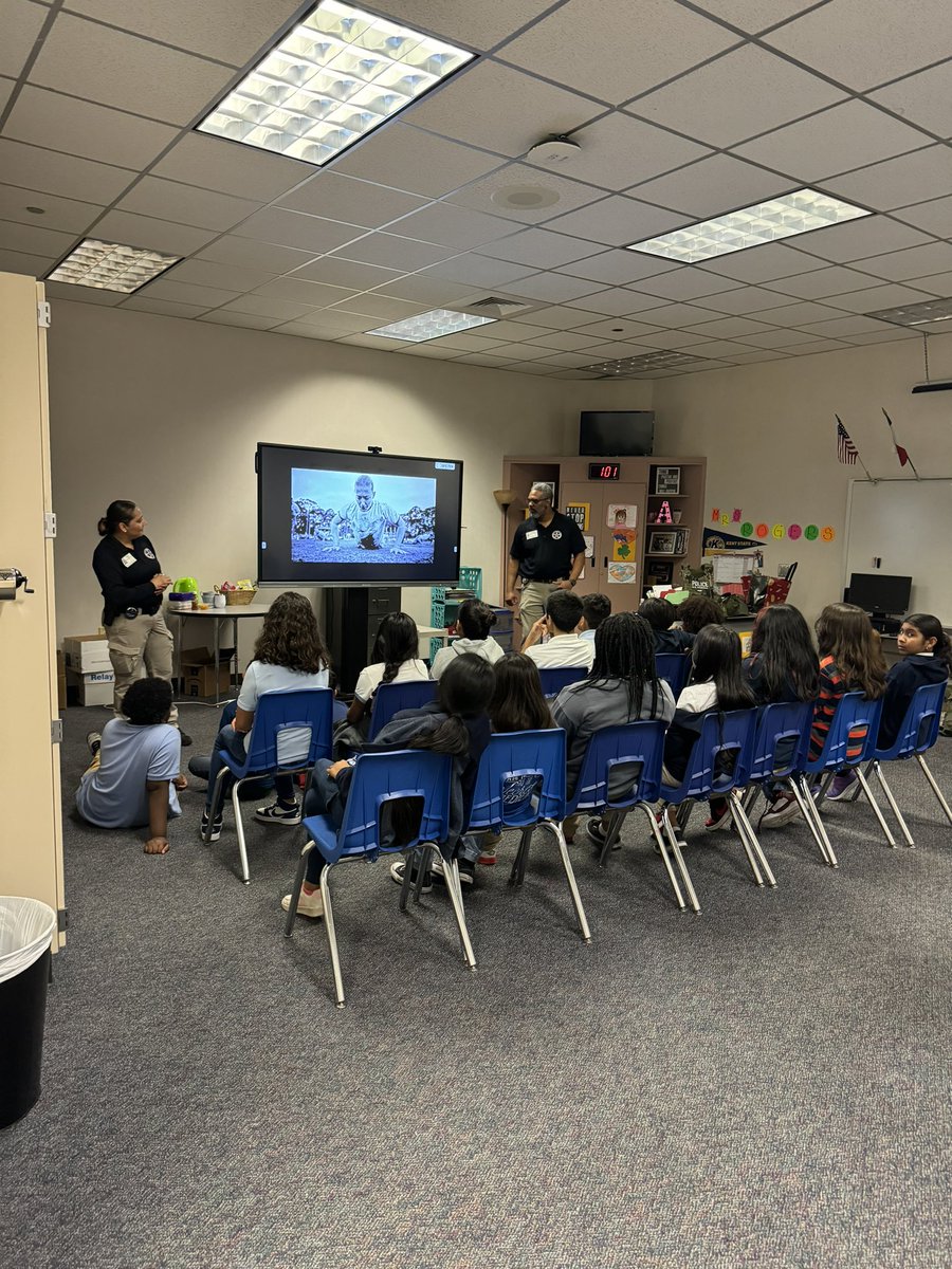 KLZ_Counselors's tweet photo. Our students enjoying KLZ Career Day today  💙🧡 @KlentzmanTigers @KLZ_PrincTukes https://t.co/LFoyZcb7za