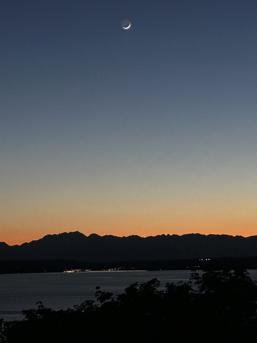 Crescent moon above the Olympic mountains and Puget Sound at Sunset last night. ⁦@westseattleblog⁩