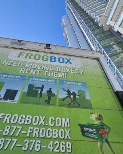 FROGBOX's tweet image. PSA!!! If you see our Frogbox truck out and about - take a picture, post it to your social media, tag us @frogbox and we will send you a promo code for a discount off of your order! Just like using Frogbox, it's that easy! 🐸 #movingmadeeasy #discount #frogbox