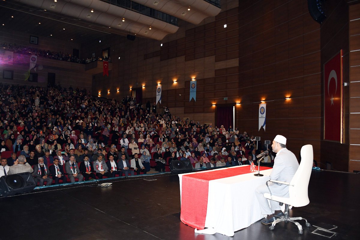 Güzel insan, hakkın sesi Muhammed Emin Yıldırım hocamızı Eğitim-Bir-Sen olarak Dicle Üniversitesi'de ağırladık. Muhteşem anlatımıyla, adeta asrı saadeti hissettik. Mevlam hizmetlerini daim etsin, ümmetin içinde onun gibi alimlerimizin sayısını arttırsın.