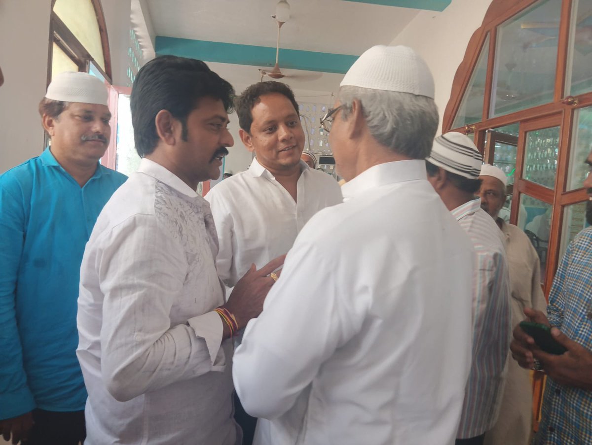 mbuddhaprasad's tweet photo. శుక్రవారం చల్లపల్లిలోని మహమ్మదీయ మసీదు, నారాయణ రావు నగర్ మసీదులకు టీడీపీ జనసేన బీజేపీ కూటమి ఎంపీ అభ్యర్థి శ్రీ వల్లభనేని బాలశౌరి గారు,ఎమ్మెల్యే అభ్యర్థి శ్రీ మండలి బుద్ధప్రసాద్ గారు ముస్లింలకు అండగా ఉంటారని శ్రీ మండలి బుద్ధప్రసాద్ గారి అల్లుడు శ్రీ శీలం అశ్వినీకుమార్ గారు అన్నారు https://t.co/3iigOVIUDu