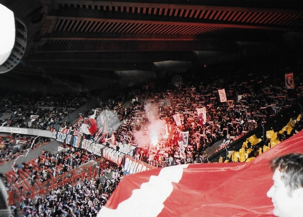 Vue sur le Kop de Boulogne depuis l’ex Tribune A.
PSG – AS Monaco (1-1), 28/04/2001, Parc des Princes (Division 1)

📸: collection personnelle @NavetBenjamin 

#PSG #ParcdesPrinces #ParisSaintGermain