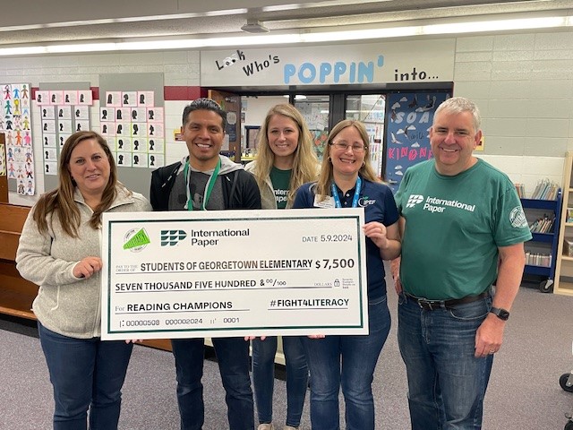 We wrapped up #TeacherAppreciationWeek with our generous friends from @IntlPaperCo and @champsforlit, who increased their donation to a total of $15K for K-3 literacy programs at @LongwoodElement & @Georgetown204! Thanks for supporting early reading in @ipsd204!
@IPEA204 @akgal68