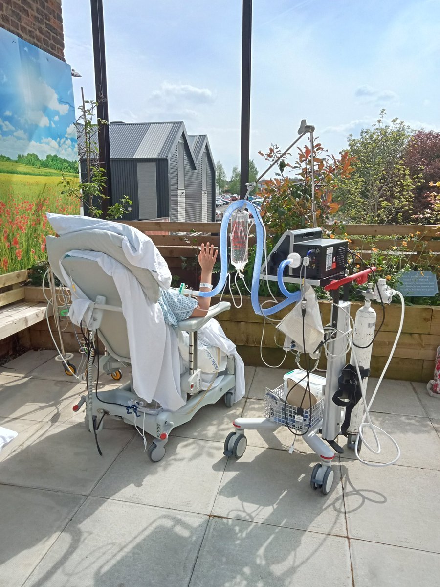 Seeing a long term patient enjoying the sunshine with her family really made my week today !(Picture posted with consent.) Also some of our junior Drs kindly helped me do some planting - perhaps gardening should be part of our @NorthMcrGH_NHS ICU induction package?! 🌻☀️