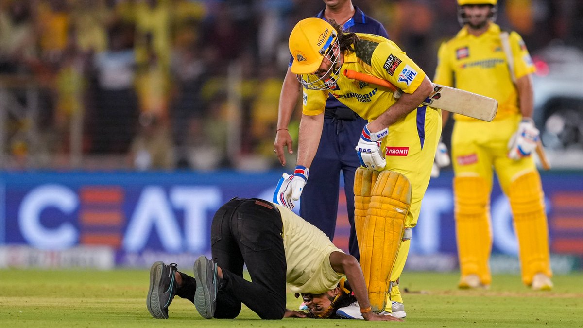A fan touched the feet of MS Dhoni at the Narendra Modi Stadium.