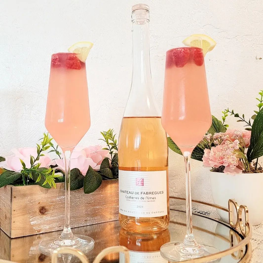 Does Mom love Mimosas? Then plan to make her this Pink Mimosa on her special day this Sunday! 📷: @‌travel.play.eat.repeat on Instagram instagram.com/p/CsUDIR8pZSy 🌸 𝕀𝕟𝕘𝕣𝕖𝕕𝕚𝕖𝕟𝕥𝕤: ▸ 1 ounce Citrus Vodka ▸ 2 ounces Raspberry Lemonade ▸ Top with Rose ▸ Garnish
