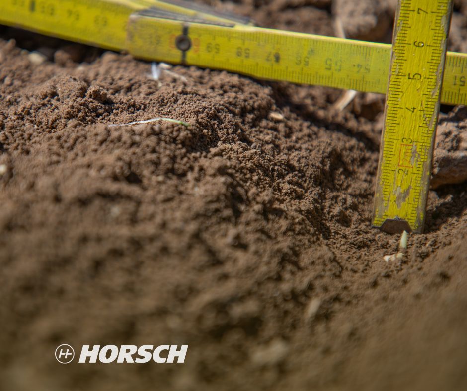 Blind harrowing - an extremely effective measure for mechanical weed control, e.g. also for maize It makes optimum use of the pre-emergence period - Weeds in the thread or cotyledon stage for great control success BUT - E.g. maize seedling still safely hidden in the soil