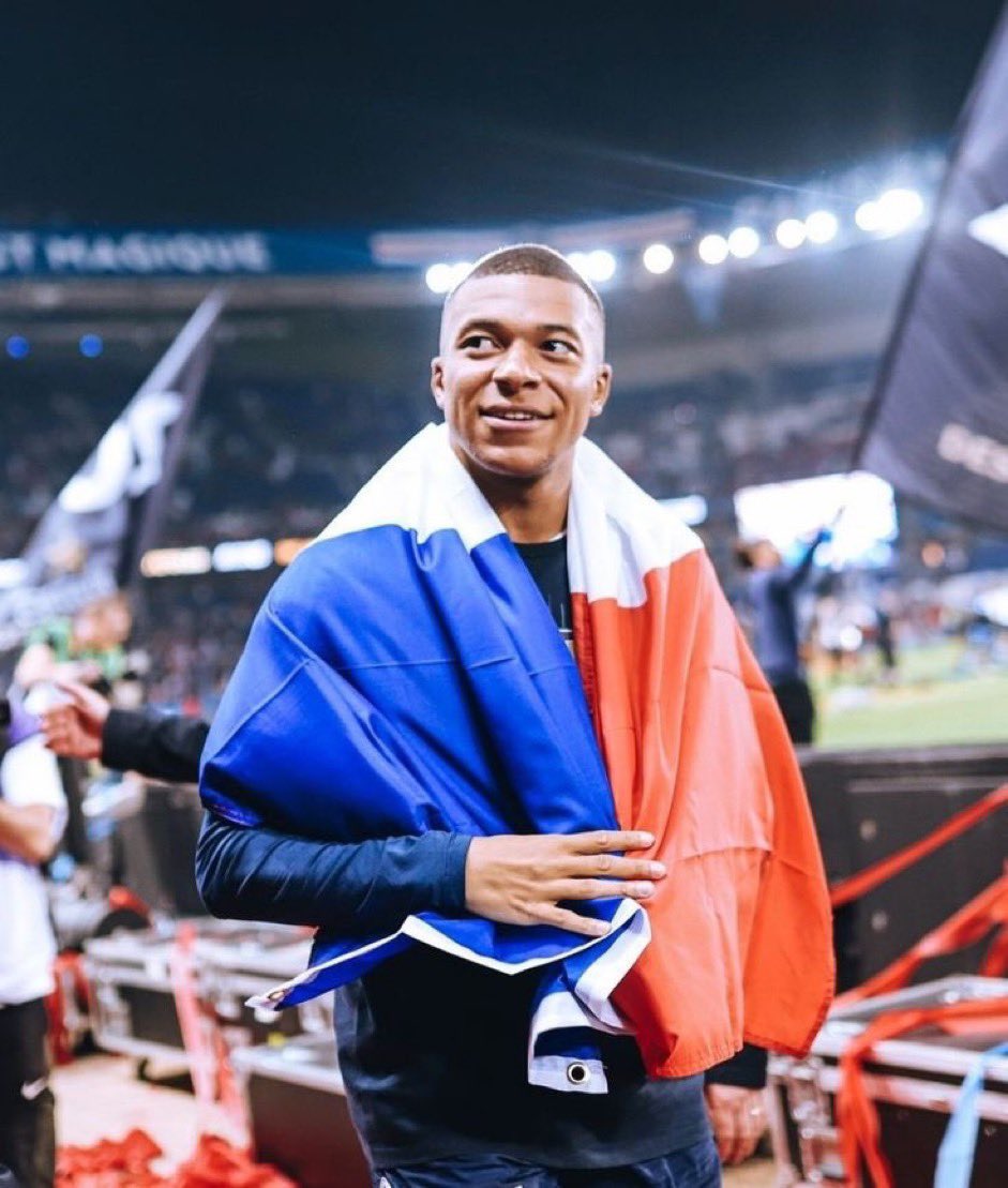 Les stats de Kylian Mbappé au #PSG : 🔸306 matchs 🔸255 buts 🔸 108 passes décisives Merci pour tout Légende ❤️💙 @KMbappe