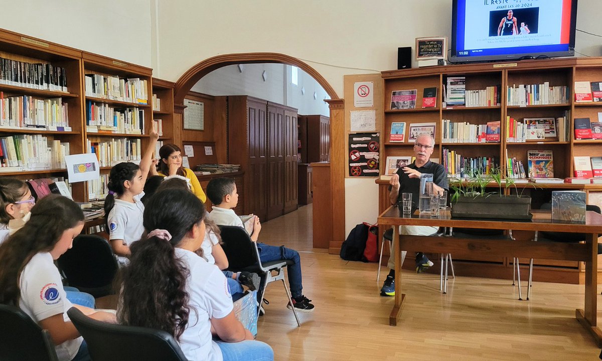 ColFranciaSV's tweet photo. Estudiantes de 5to grado disfrutaron de un conversatorio especial con el escritor Rafael Arráiz Lucca. El evento, parte del programa educativo 'Leo, siento, comprendo y produzco', promovió la lectura y escritura entre los más pequeños.

Más info: https://t.co/VPbEQaUrgj https://t.co/Kn9CehIYSC