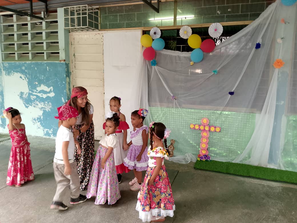 CEINViCENTEES's tweet photo. CDCE Municipio Plaza, Red Territorial N°4 Trapichito, el día de hoy en los espacios del CEIN Vicente Emilio Sojo celebramos el Día de la Afrovenezolanidad, con hermosos bailes ejecutados por nuestros niños y niñas @yraniaort @CdcePlaza @_LaAvanzadora @rosabecerra https://t.co/892MLCvEmc