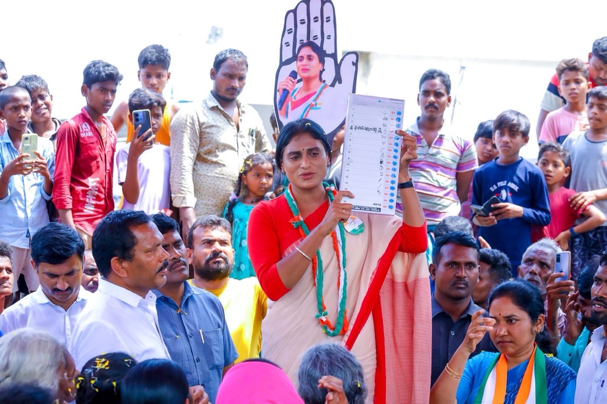 realyssharmila's tweet photo. ఎన్నికల ప్రచారంలో భాగంగా కడప పార్లమెంట్ పరిధిలో నిర్వహించిన రోడ్ షో కు, బహిరంగ సభకు తరలివచ్చి స్వాగతం పలికిన ప్రజలకు, అభిమానులకు, కార్యకర్తలకు ధన్యవాదాలు. మీ ఆశీర్వాదం ఉంటే ఎంతటి పోరాటానికైనా నేను సిద్ధం. నియంత పాలన అంతానికి కదలి రావాలి. వైయస్ఆర్ సంక్షేమ పాలన తిరిగి తీసుకురావాలి అది కాంగ్రెస్ పార్టీతోనే సాధ్యం.