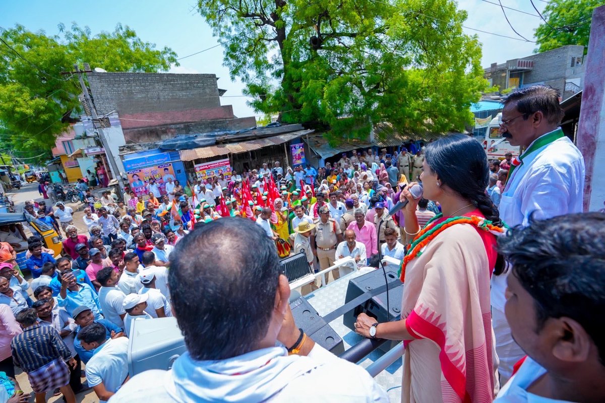 realyssharmila's tweet photo. ఎన్నికల ప్రచారంలో భాగంగా కడప పార్లమెంట్ పరిధిలో నిర్వహించిన రోడ్ షో కు, బహిరంగ సభకు తరలివచ్చి స్వాగతం పలికిన ప్రజలకు, అభిమానులకు, కార్యకర్తలకు ధన్యవాదాలు. మీ ఆశీర్వాదం ఉంటే ఎంతటి పోరాటానికైనా నేను సిద్ధం. నియంత పాలన అంతానికి కదలి రావాలి. వైయస్ఆర్ సంక్షేమ పాలన తిరిగి తీసుకురావాలి అది కాంగ్రెస్ పార్టీతోనే సాధ్యం.