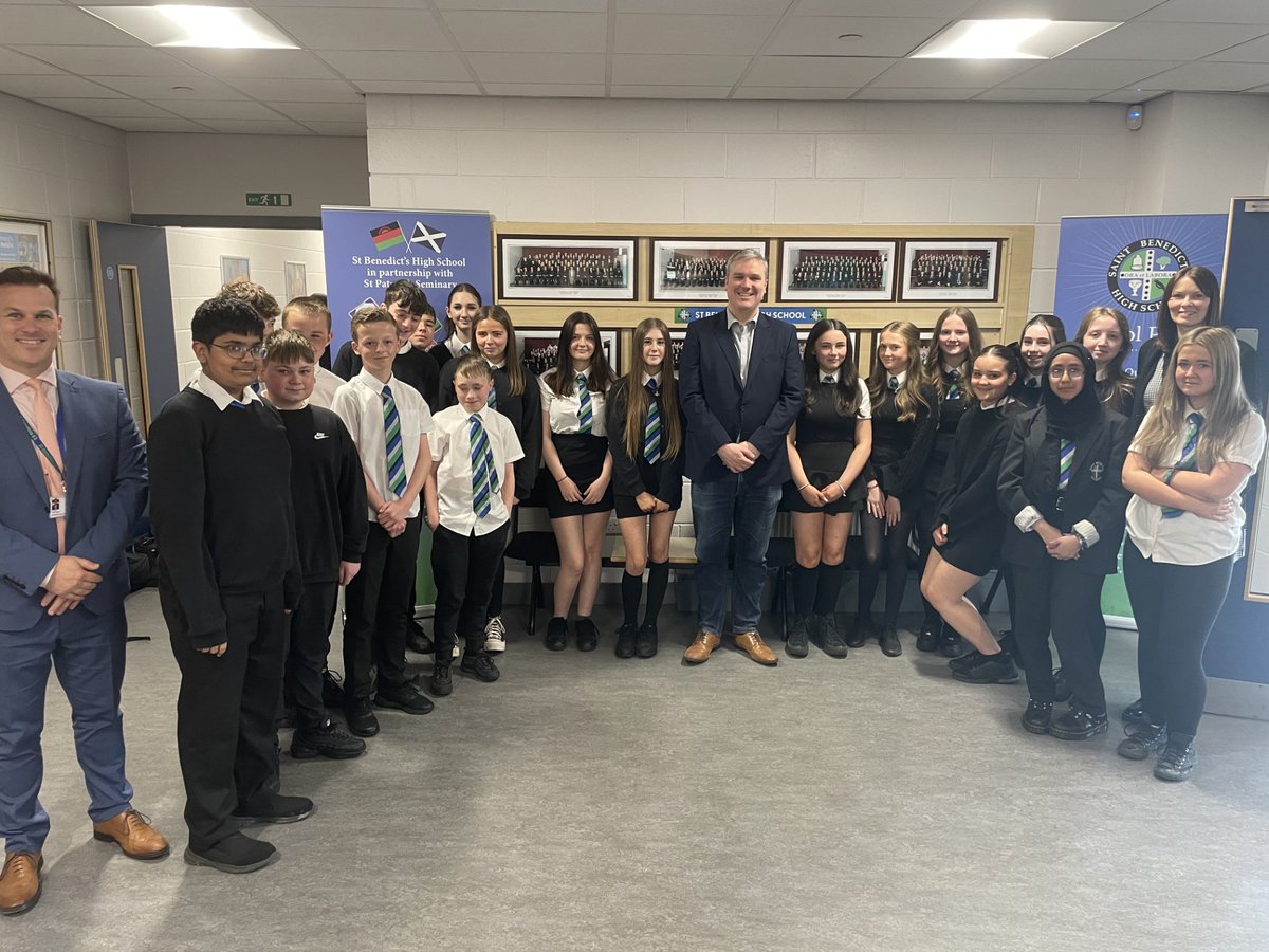 Tom Arthur MSP met with some of our eager Modern Studies pupils. Pupils asked Mr Arthur many questions concerning his work as an MSP with one of our pupils wanting to know specifics of how to become an MSP. So exciting to see how engaged our young people are! @stbenedictsren