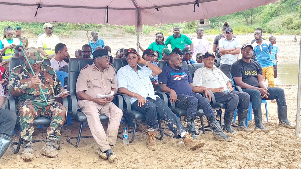 KeNHA Coast Region team led by Senior Engineer, Peter Maruti, along with staff from various agencies, joined Dr. Duncan Hunda, Director from the Ministry of Transport and Infrastructure, in a tree-planting event held in Aldina-Jomvu. shorturl.at/dhmQV