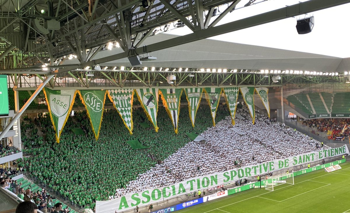 clappingmedia's tweet photo. Florilèges de tifos des supporters stéphanois avant Saint-Etienne - Rodez. 🤩💚

« Un ultime obstacle à faire tomber. » « Tous ensemble pour la montée. » « Admirez le palmarès de club devenu légende. » https://t.co/UcVI7neGXd