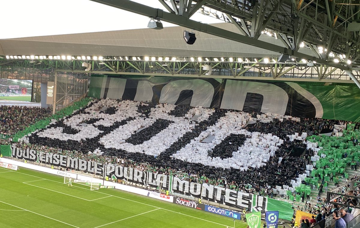 clappingmedia's tweet photo. Florilèges de tifos des supporters stéphanois avant Saint-Etienne - Rodez. 🤩💚

« Un ultime obstacle à faire tomber. » « Tous ensemble pour la montée. » « Admirez le palmarès de club devenu légende. » https://t.co/UcVI7neGXd