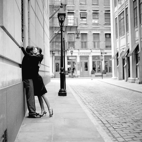 "Ojalá podamos tener el coraje de estar solos, y la valentía de arriesgarnos a estar juntos".

 Eduardo Galeano