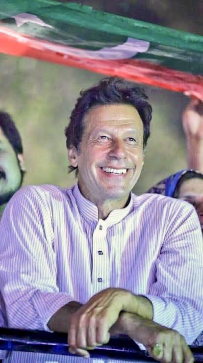 جب حوصلے ٹوٹنے لگیں تو ایک بار عمران خان کی تصور دیکھ لیا کریں کہ اتنے ظلم و ستم کے بعد بھی وہ ڈٹ کے کھڑا ہے۔ 

حوصلے کیلئے ریٹویٹس تو بنتا ہے.!!