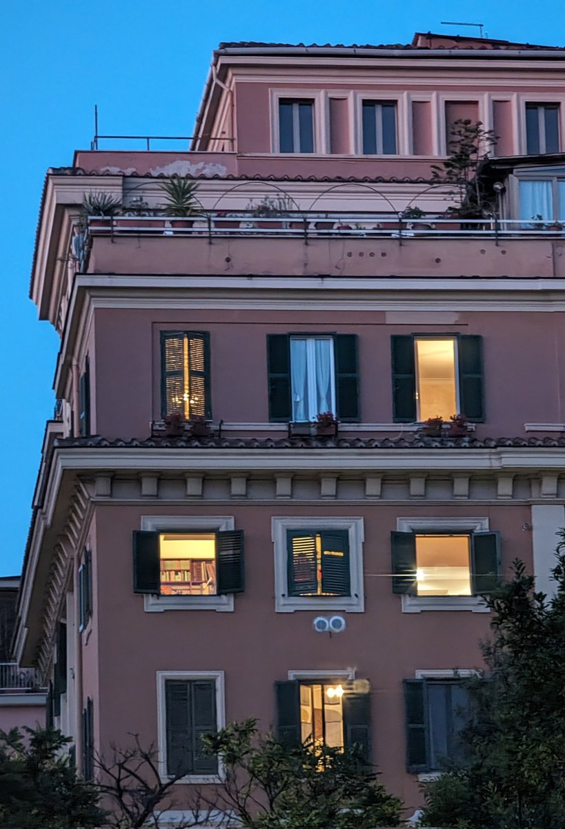 Le luci nelle case degli altri possono farti sentire immensamente felice o profondamente triste 
#venerdi