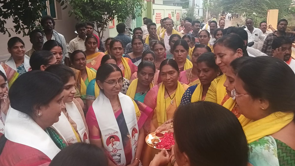 mbuddhaprasad's tweet photo. ఎంపీ అభ్యర్థి శ్రీ వల్లభనేని బాలశౌరి గారి సతీమణి శ్రీమతి భానుమతి గారు, ఎమ్మెల్యే అభ్యర్థి శ్రీ మండలి బుద్ధప్రసాద్ గారి సతీమణి శ్రీమతి విజయలక్ష్మి గారు చల్లపల్లిలో ఎన్నికల ప్రచారం చేశారు. https://t.co/Bk1R7521bP