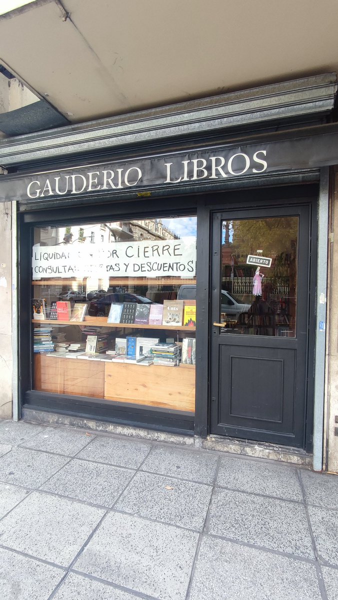 Cierra esta librería chica y hermosa y está liquidando, es en Ayacucho y Viamonte. Vayan y díganle que van de parte de Cecilia de la inmobiliaria.
Un espacio más que cierra porque había días que solo vendía un libro o a veces ni eso. 💔