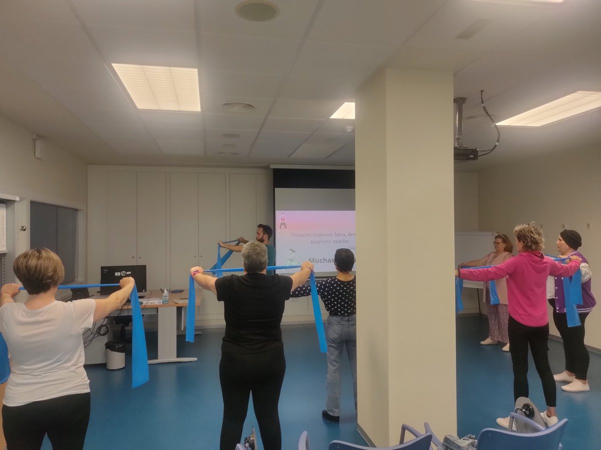 TotanaSur's tweet photo. Hemos pasado una tarde con nuestras arqueras favoritas.🏹🎯 Hablando de Cáncer, ejercicio físico y recuperación, de la mano de Pedro Garre y Carmen Ibáñez 
Se trata de un grupo de mujeres🧔🏼‍♀️🩷 que participan en el proyecto de rehabilitación del cáncer de mama "Flechas rosas" https://t.co/KUZwqsnq5i