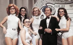 ¿Cómo de mayor eres para saber el nombre del caballero que aparece entre estas guapas mujeres? #Nostalgia #televisión