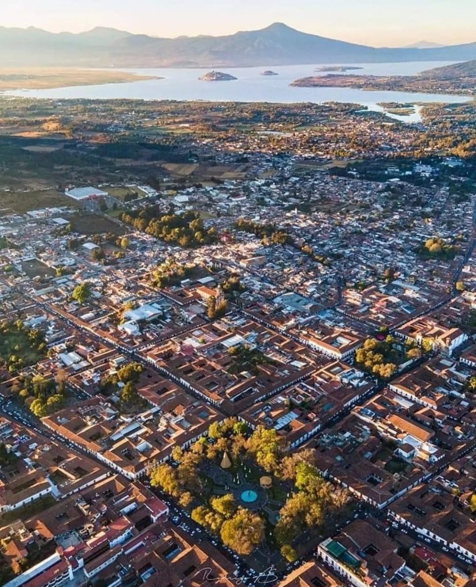 Visita la puerta del cielo, #Pátzcuaro en #Michoacán donde la tradición purépecha se junta con la vida moderna. 🙌💯 Conoce sus calles empedradas, sus artesanías y sus bellas iglesias. 💞🙋 ¡Celebra el amor de mamá en un #PuebloMágico lleno de color y cultura! 🧡💛💚🌻🌹🌿🌾