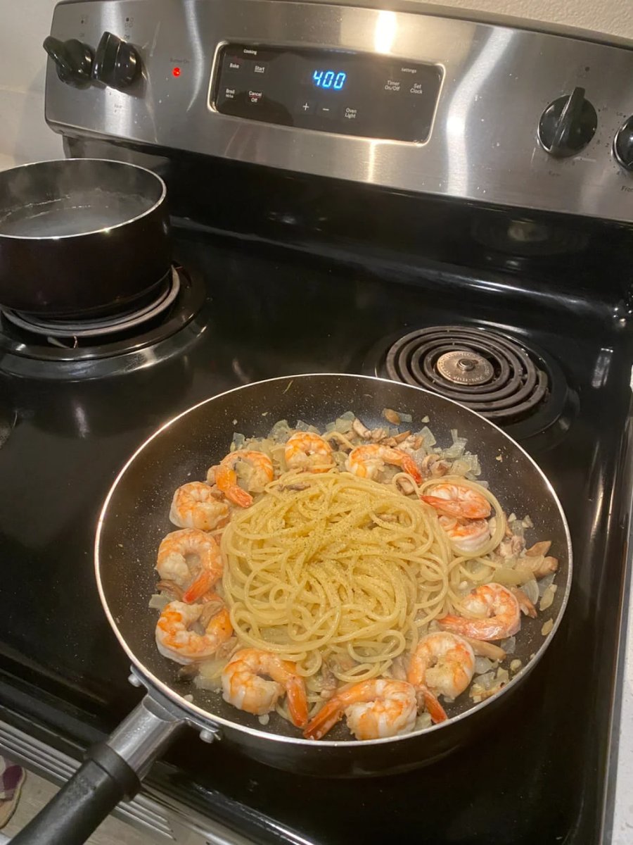 Angel72765631's tweet photo. ✌🏻 I cook by myself lately. https://t.co/ykhS23zIGC