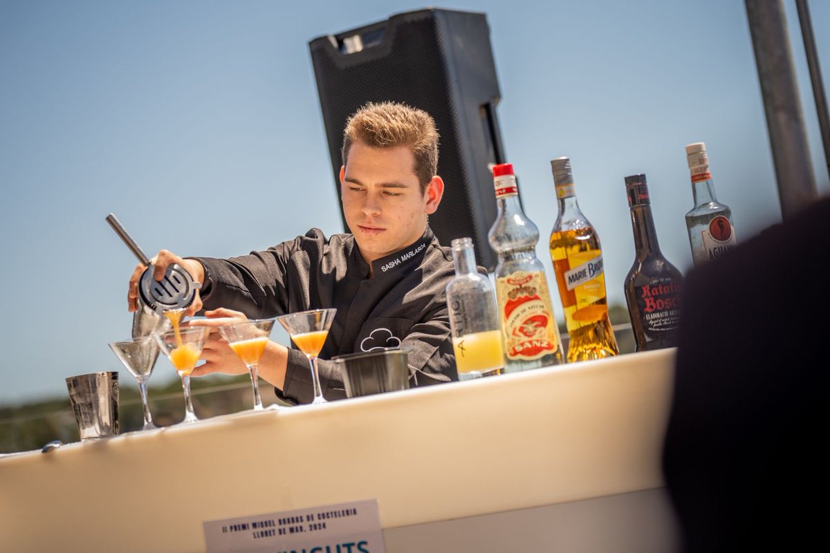 Lloret_de_Mar's tweet photo. 💥Avui hem gaudit del II premi Miquel Boadas de cocteleria - Daiquiri &amp; Tapa.

😍 Els alumnes de diferents escoles han demostrat les seves habilitats cocteleres i gastronòmiques. 

❤️ Un homenatge al llegat del lloretenc il·lustre, Miguel Boadas Parera, icona de la mixologia. https://t.co/2cR6Wejq1s