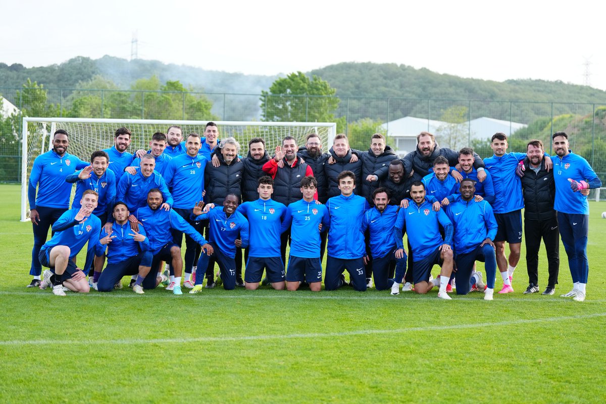 Şampiyon Eyüpspor'umuz, sezonun son antrenmanını yaparak Erzurumspor FK maçının hazırlıklarını tamamladı. 💪🏻🟣🟡

#ŞampiyonEyüpspor 🏆