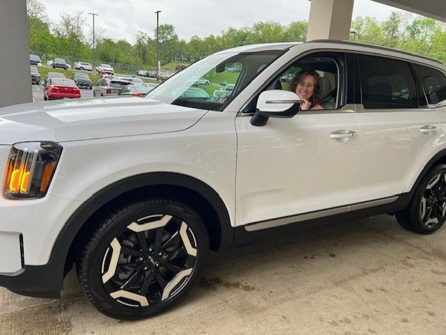 Congrats Jennifer! Beautiful new Kia!🌟🎉 

#NewCar #Century3Kia #KIA #WestMifflin