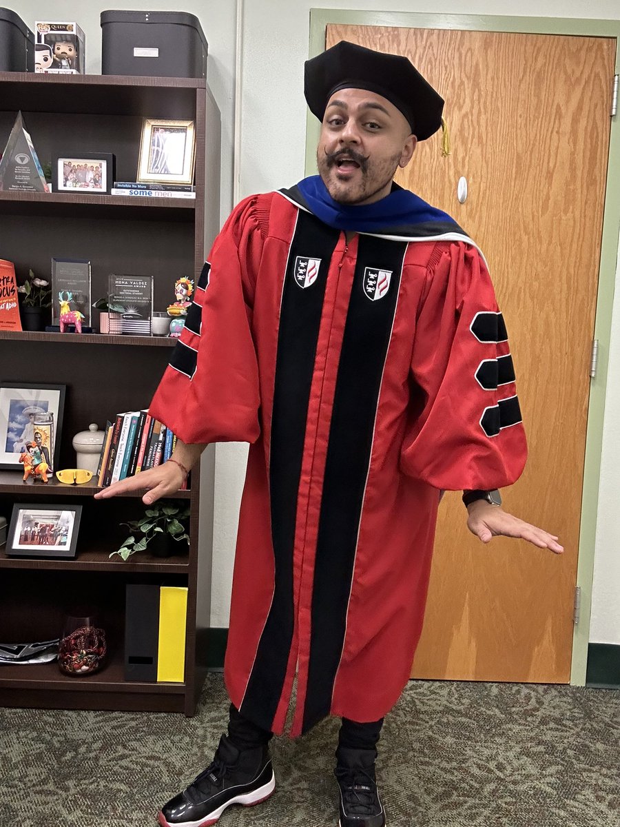 SerxioGonzalez's tweet image. Year 1 of the tenure track is done kitty gurl!!! 🥹 shout out to my dept., colegas, students, and comunidad for all the love and abundance! We did it 🥹😭💖💁🏽‍♀️✨ #bloop #Duquesne #DEFL #SchoolofEd