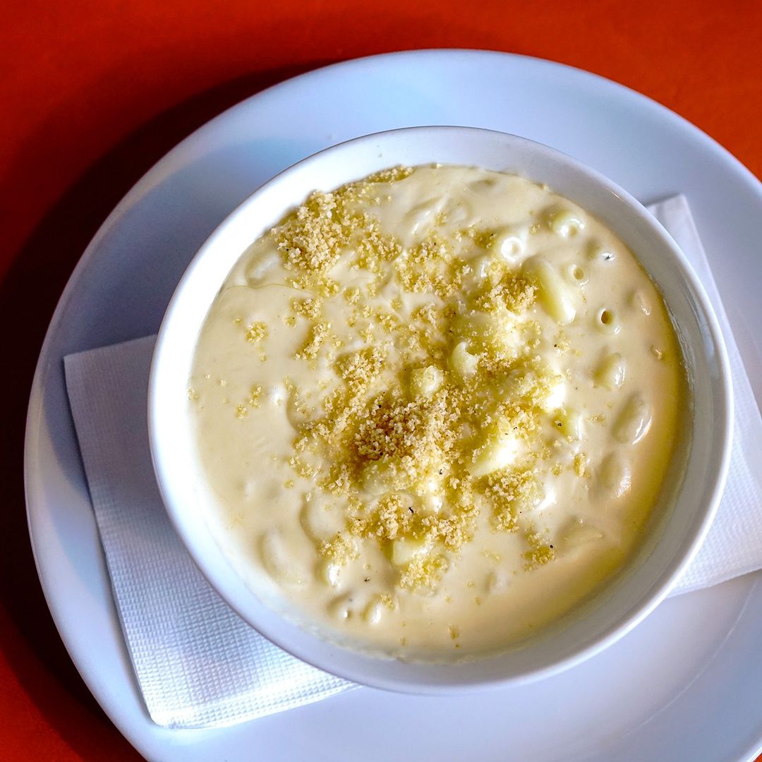 Say CHEESE to a melty medley of gruyere, white cheddar and muenster topped with toasted crumbs! 📸

🍴 Granny's Mac N' Cheese