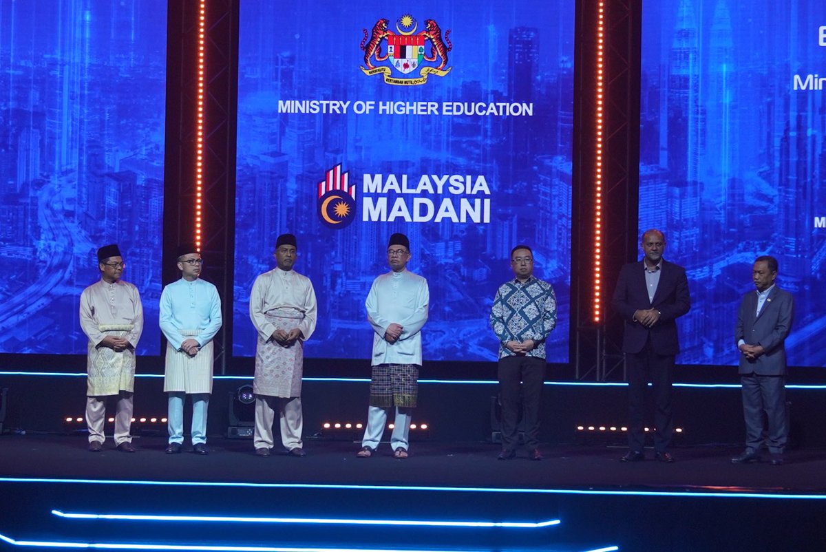 ZambryOfficial's tweet photo. Alhamdulillah. Peluncuran Malaysia Artificial Intelligence Nexus oleh Perdana Menteri, YAB Dato’ Seri Anwar Ibrahim. Fakulti AI UTM, AI Talent Roadmap for Malaysia (2024-2030) dan Malaysia AI Consortium (MAIC). 
@MOHEOfficial @officialmost @KemDigitalMsia @komunikasi_gov https://t.co/qqVfYTd02e