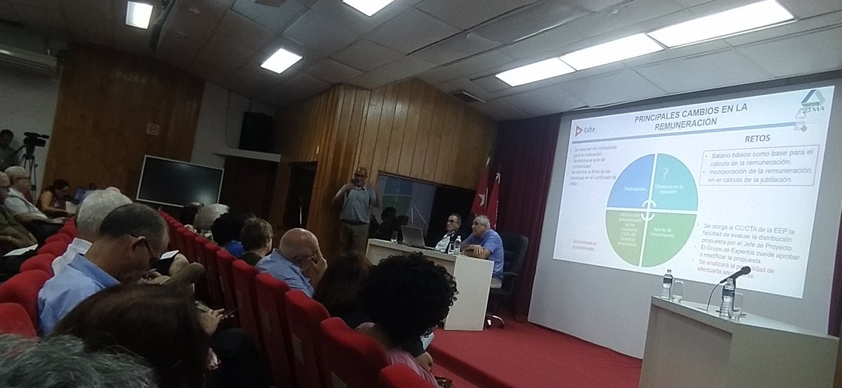 La transformación del Sistema de Ciencia, Tecnología e Innovación de #Cuba es hoy tema de análisis entre @EdMartDiaz, ministro de @citmacuba y miembros de la @ciencias_cuba (Abrimos hilo)