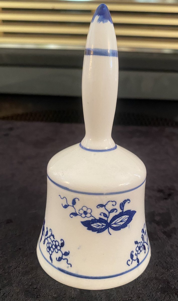 emmasattic98's tweet photo. Vintage Blue and White China Decorative Bell by EmmasAtticTreasures https://t.co/s5gVkvx03i via @Etsy #DecorativeBell #Whte #Blue #Scrolled #Floral #Vintage https://t.co/l4bAnQvmVt