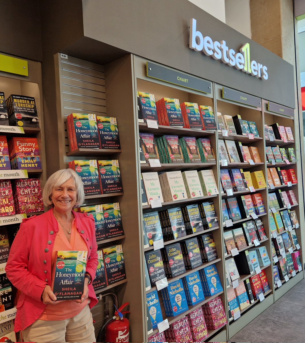 Thanks to the super booksellers in @easons @atLiffeyValley for the great displays of Sheila's #TheHoneymoonAffair  and the warm welcome.
@sheilaoflanagan 
@headlinepg