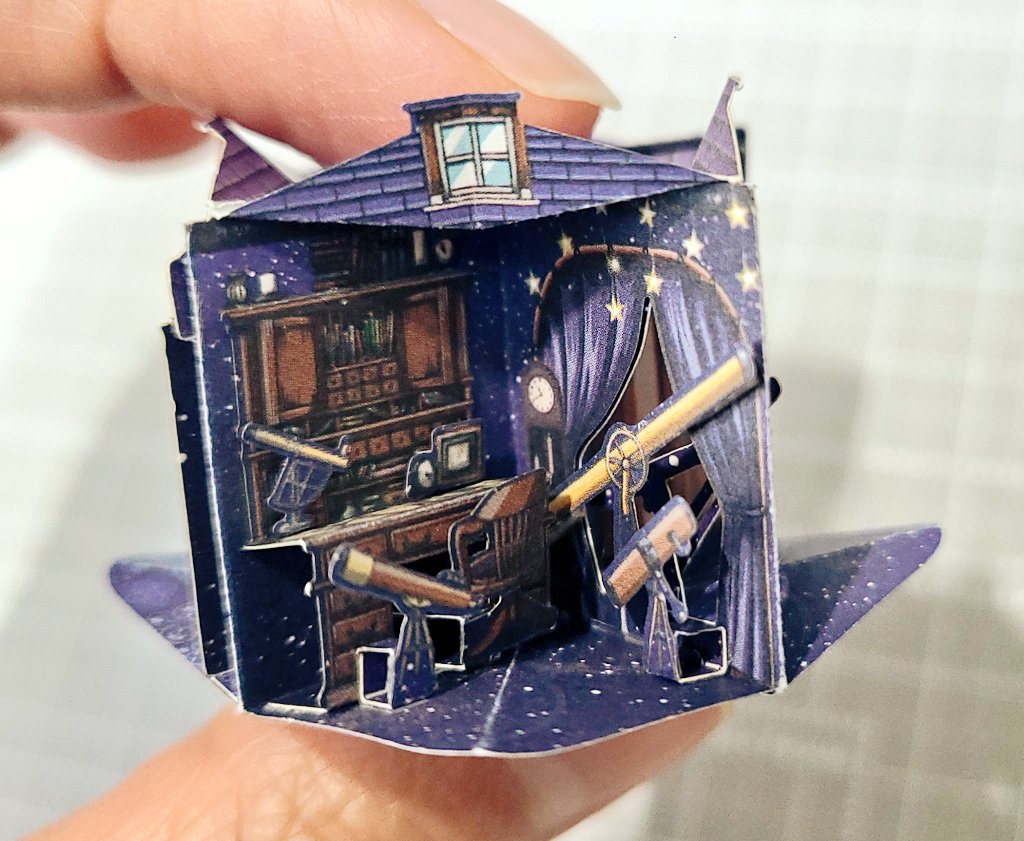 「星好きが住んでいるミニチュアハウス 」|渡部里美のイラスト