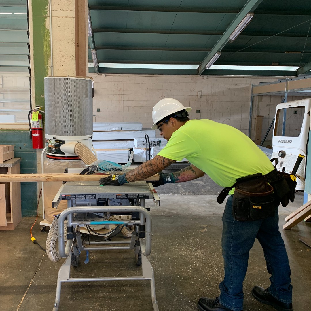 All hands on deck for your #AlohaFriday #ActionShot - apprentices work together to master #toolsofthetrade and become masters at their craft.
.
.
#HCATFHawaii #Teamwork #SkillBuilding #TechnicalTraining  #Construction