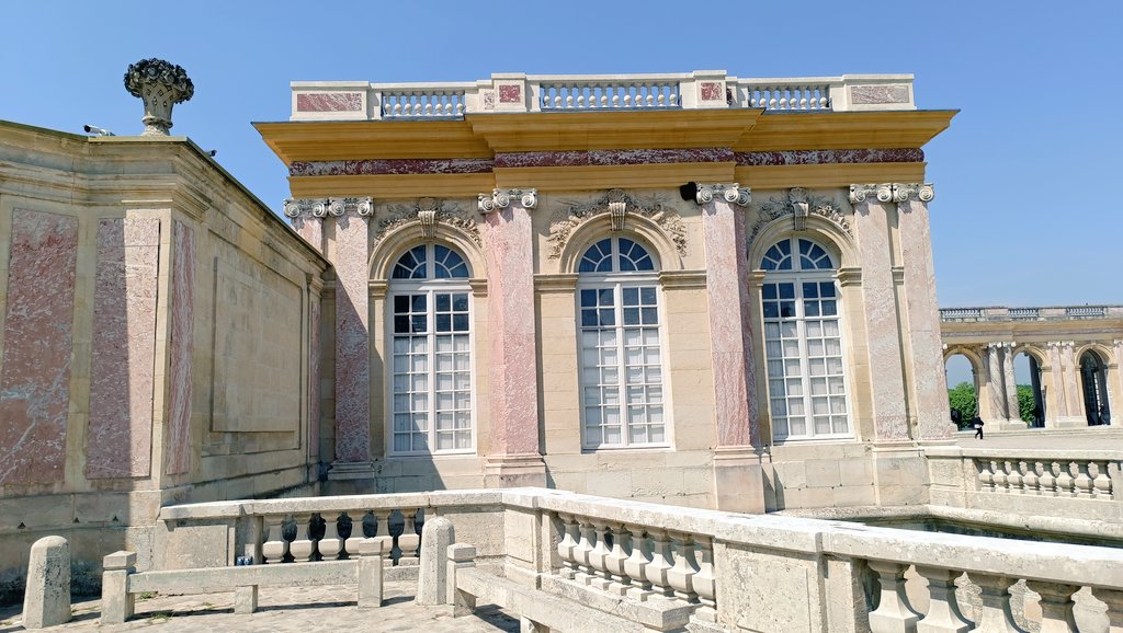 Il est entendu que le Grand Trianon est un des plus beaux lieux du monde. Du moins était. Car au bénéfice de leur nettoyage, la corniche et l'entablement sont passés de vanille (photo 1) à abricot (photos 2, 3 et 4) !!! C'est abominable ! @ltdla