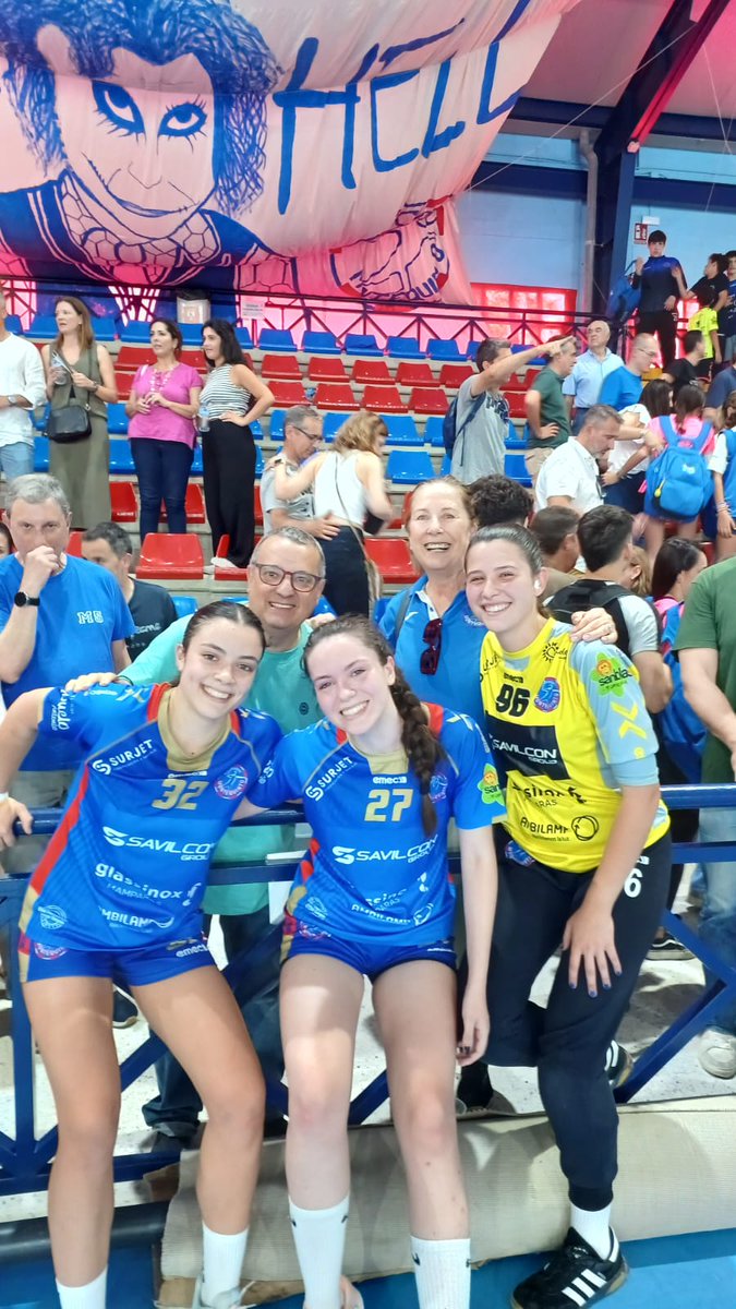 En el Campeonato de España de Balonmano Juvenil Femenino. Desde el @iesmariagaliana damos la enhorabuena al @BMMontequinto y especialmente a nuestras alumnas Sofia Fernández, Ana Falcón y Sofia Guerrero. Ánimo y adelante!! 👏👏👏👏