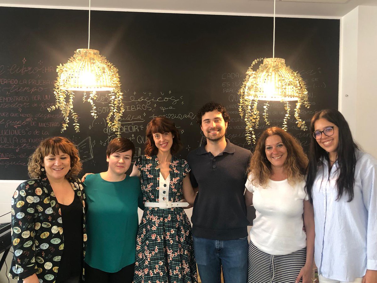 Cuando era la rara oficial del colegio, me refugiaba en la biblioteca. El recreo era territorio hostil, entre libros me sentía segura. Hoy le han regalado a esa niña nada menos que la Biblioteca del CPI Val de la Atalaya, en María de Huerva. El círculo se cierra, sigo a salvo.