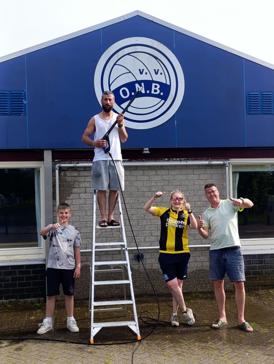 Vrijwilligers druk aan het werk zodat morgen alles spik en span is voor de laatste thuiswedstrijd!  

Super bedankt 💙🤍