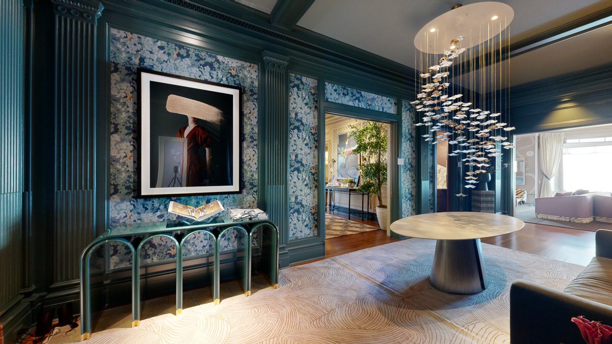 Lauren Berry adds drama to the Grand Verdant Hall at the #sfshowcase with bold, yet elegant, textures wrapped in blue and green tones that echo the colors of the #SFbay in the distance. Drop into the #digitaltwin and explore the space as if you were there: my.matterport.com/show/?m=vTi2Hs…