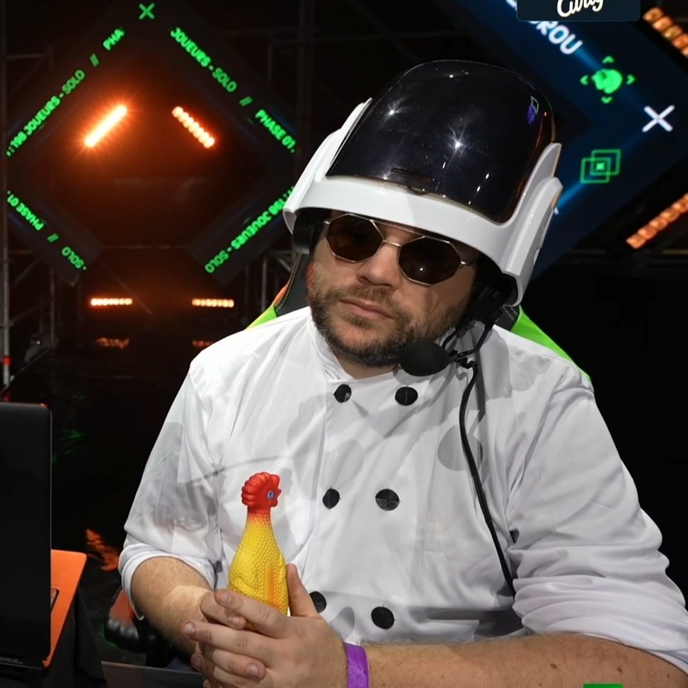 UpdatesAntoine's tweet image. 💬|

#CHAT: What&apos;s with Antoine&apos;s costume ?
🩲: It&apos;s not a costume, that&apos;s just how I dress everyday. If you see me in the streets I&apos;m just sitting there, like this.
#ZERATOR: If you have the helmet on that means you&apos;re available for pictures, right ?
🩲: Exactly.