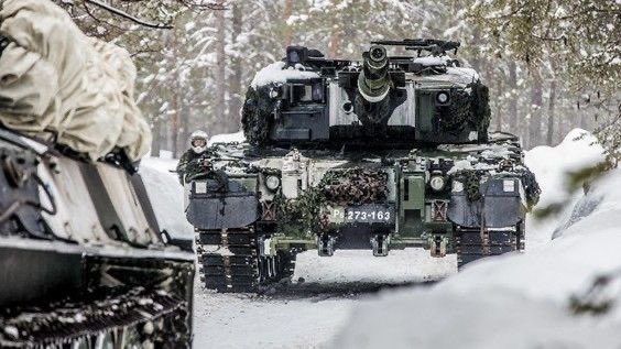 La Finlande entrepose du matériel militaire en Norvège, se préparant ainsi au pire. Selon les représentants de l'état-major des forces armées finlandaises, la Finlande constitue des stocks d'armes et de munitions en dehors de son territoire. Le déplacement des entrepôts loin de