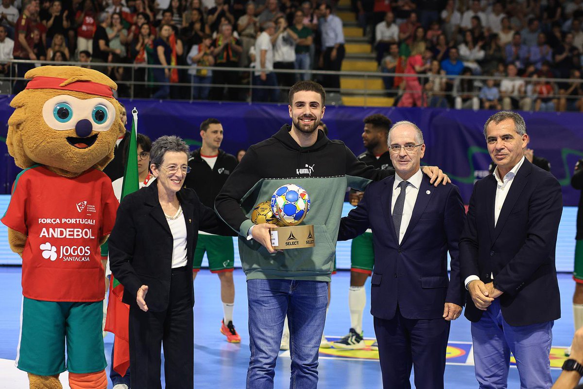 Martim Costa, do #AndebolSCP, recebeu as seguintes distinções individuais referentes ao último Europeu: ▪️Melhor marcador ▪️Melhor lateral esquerdo